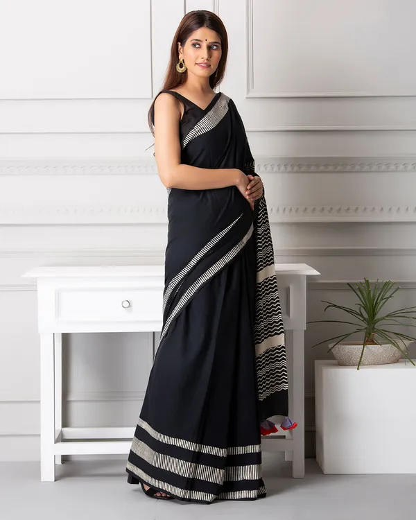 Linear_Black_Cotton_Linear_Hblock_Print_Mulmul_Saree_For_Women